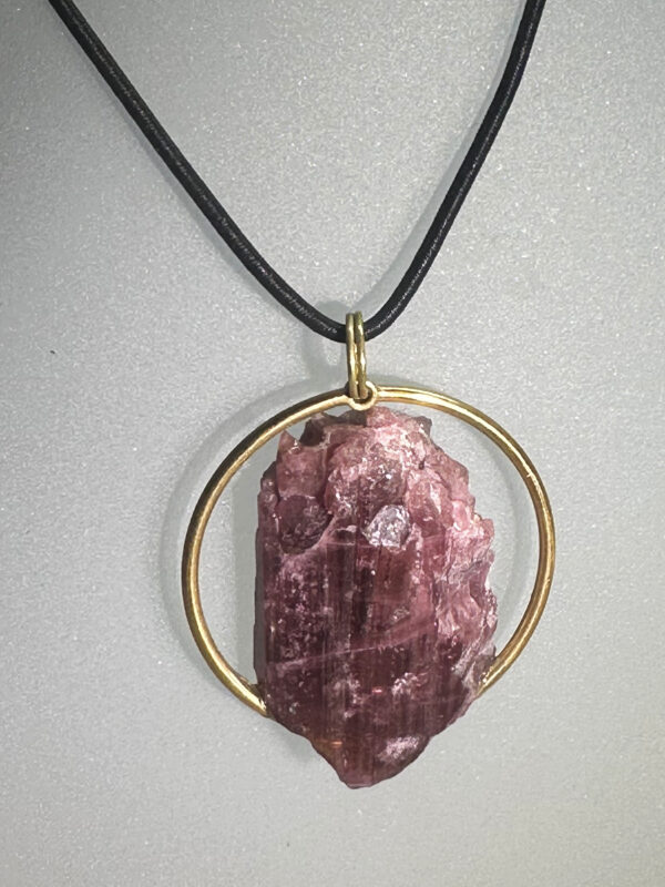 ciondolo oro e cristallo tormalina rubellite 1 ciondolo oro e cristallo tormalina rubellite 1