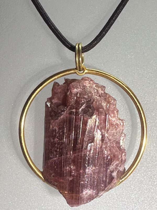ciondolo oro e cristallo tormalina rubellite 3 ciondolo oro e cristallo tormalina rubellite 3